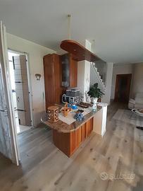 Cucina con soggiorno