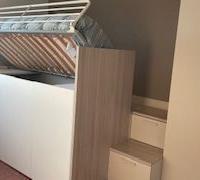 camera per ragazzi con letto singolo rialzato