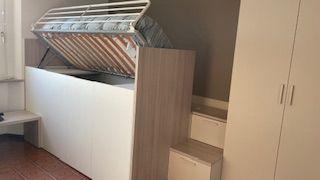 camera per ragazzi con letto singolo rialzato