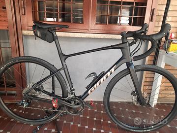 Bici montainbike gravel Giant Revolt 2022