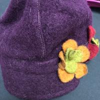 Cappello in feltro con fiori.