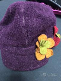 Cappello in feltro con fiori.