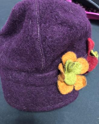 Cappello in feltro con fiori.