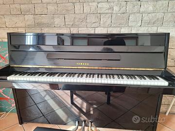 Pianoforte verticale Yamaha, modello B1