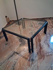 Tavolino da salotto laccato nero.