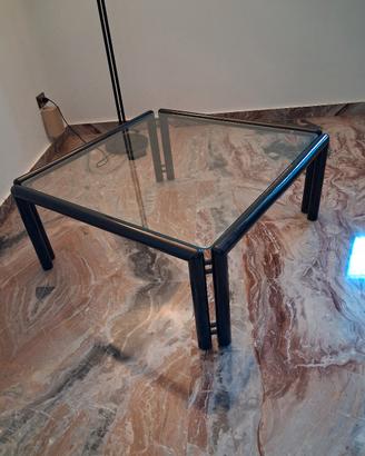 Tavolino da salotto laccato nero.