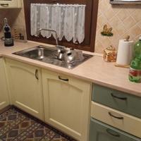 Cucina completa a gas con frigorifero e freezer