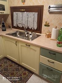 Cucina completa a gas con frigorifero e freezer