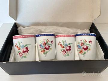 Set di quattro tazze con fiori rosa e blu