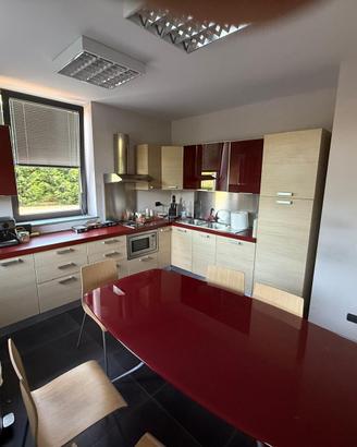 Cucina usata in buone condizioni in stile moderno