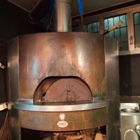 Forno a legna per pizzeria e tavolo legno massello