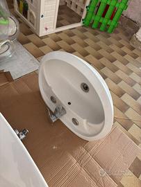 2 Lavabo bagno con colonne e rubinetto