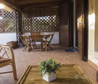 Trilocale arredato al piano terra con veranda
