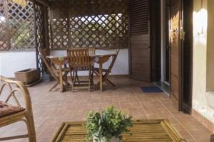 Trilocale arredato al piano terra con veranda