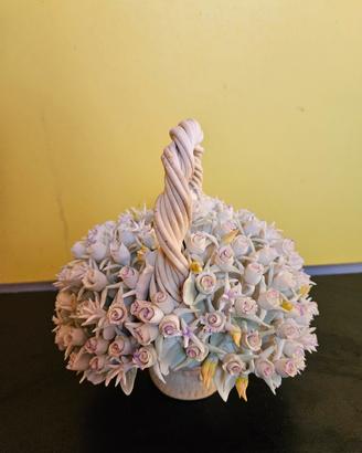 Cesto di fiori in capodimonte 