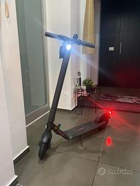 Monopattino elettrico accessoriato