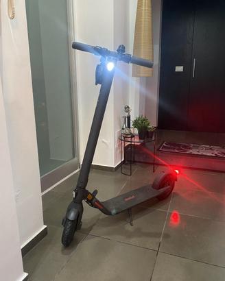 Monopattino elettrico accessoriato