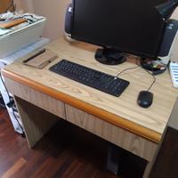 Scrivania con cassetti
