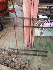 Antica grata in ferro battuto Cm 100 X 90.