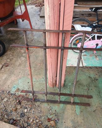 Antica grata in ferro battuto Cm 100 X 90.