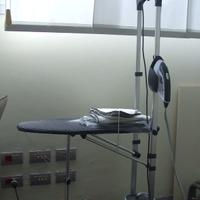 Ferro da stiro verticale con asse pieghevole