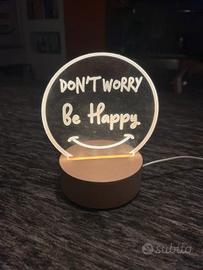 Lampada LED Don't Worry Be Happy – Base Legno