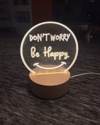 Lampada LED Don't Worry Be Happy – Base Legno