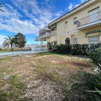 Casale 550 mq con piscina e 16.000mq giardino
