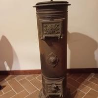 stufa antica a legna in ghisa
