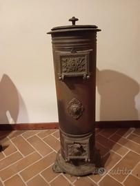 stufa antica a legna in ghisa