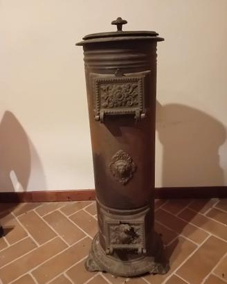 stufa antica a legna in ghisa