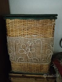 Cesta per biancheria con ricamo