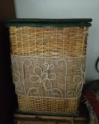 Cesta per biancheria con ricamo