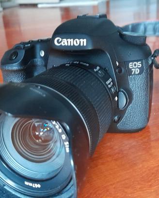 CANON EOS 7D , obiettivo EF-S 18-135 conz borsa