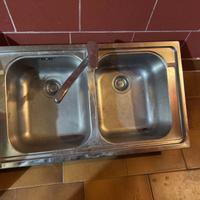 Lavello doppio con rubinetto