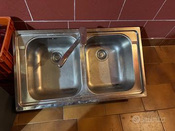 Lavello doppio con rubinetto
