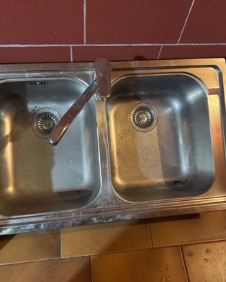 Lavello doppio con rubinetto