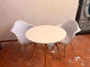 Tavolo rotondo con 2 sedie stile Eames
