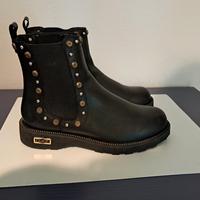 Stivaletto in pelle nera con borchie