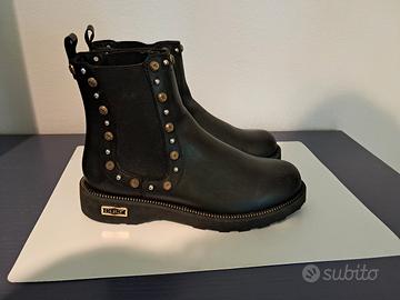 Stivaletto in pelle nera con borchie