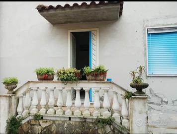 2 appartamenti piu'sottotetto piu'giardinetto