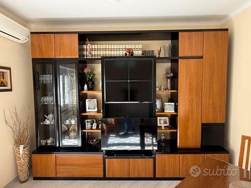 Parete attrezzata, tavolo, sedie