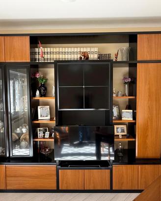 Parete attrezzata, tavolo, sedie