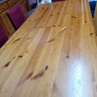 Tavolo in legno massello con sedie abbinate