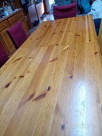 Tavolo in legno massello con sedie abbinate