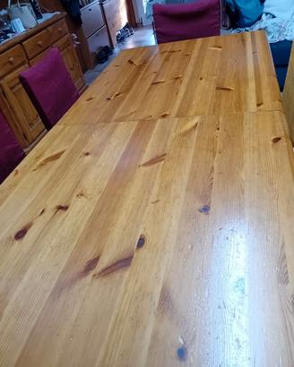Tavolo in legno massello con sedie abbinate