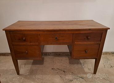 Scrivania con cassetti stile Luigi XVi