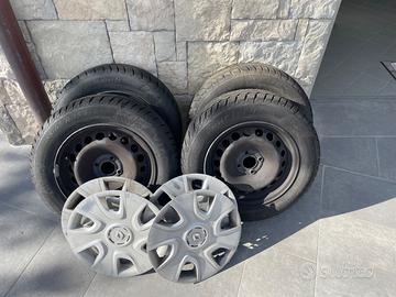 Gomme 4 stagioni 185/65/15 con cerchi