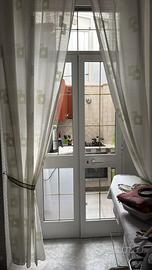 Poratfinestra in alluminio bianca con inglesine