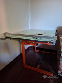 tavolo da disegno tecnico con tecnigrafo